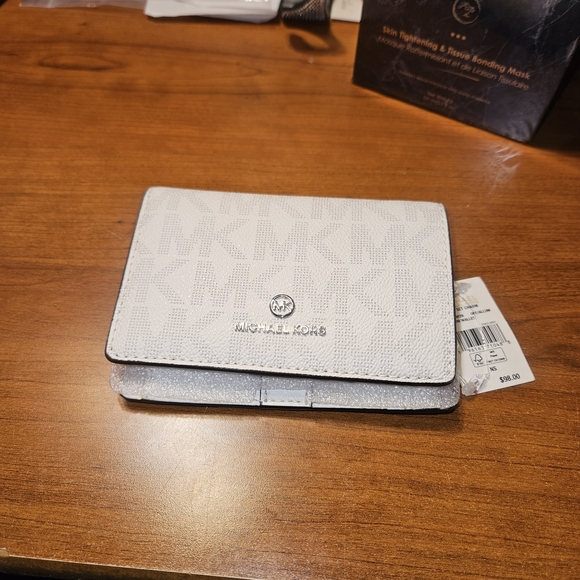 Michael Kors White Wallet - Picture 2 of 5
